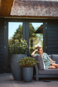 Capi Bloempot Nature Elegant Rib NL - D46 X H58cm - Donkergrijs -Planten Verkoop vaas elegant laag rib nl donkergrijs bloempot 3 4